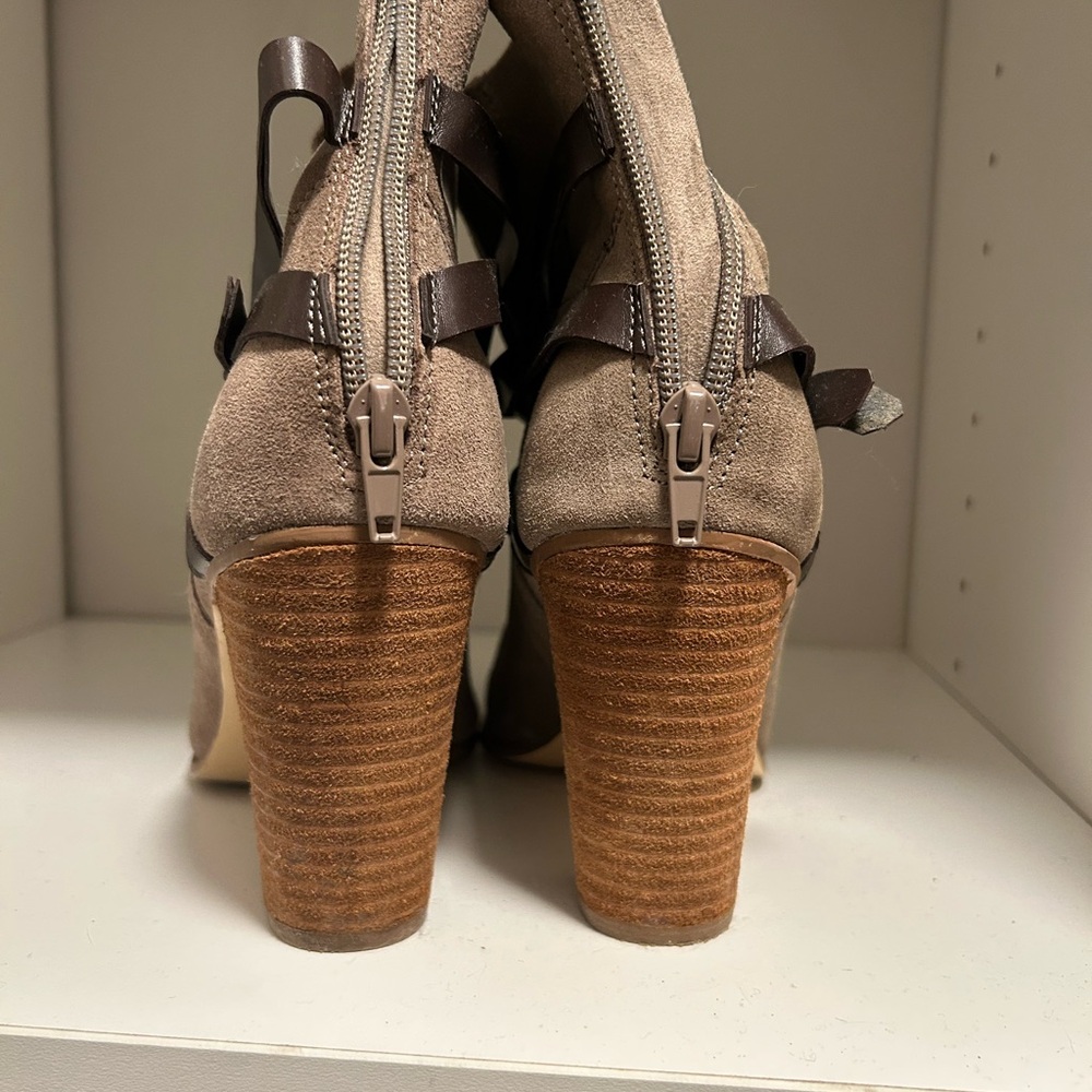 Chic Brown Suede Heeled Boots with Straps - Picture 5 of 7
